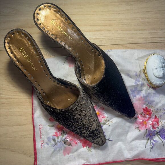 BCBGirls Vintage Brocade Velvet Pointed Toe Mules Size7 1/2 - Picture 1 of 6